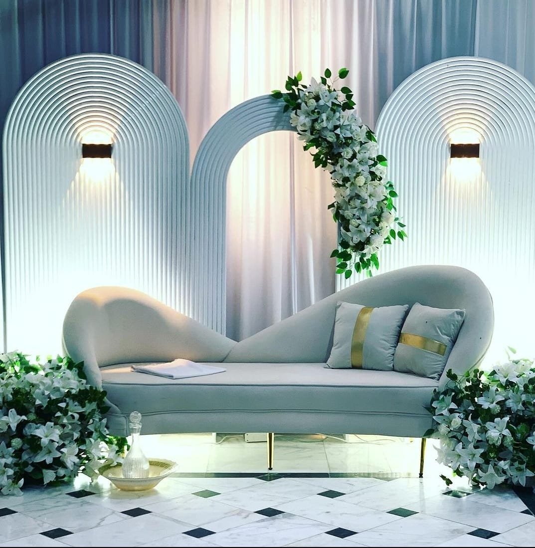 ديليزيا العين |   كوشات  اعراس فخمة  

                    كوشة اعراس  بيضاء فخمة مزينة بالورود الطبيعية مع إضاءة خافتة تُضفي أجواء رومانسية